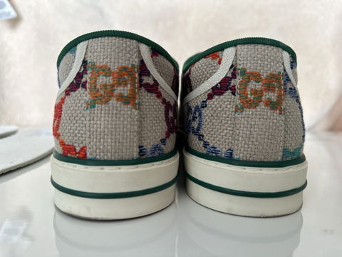 Tenis Gucci Tennis 1977 como nuevos, color arena con logos GG multicolor
