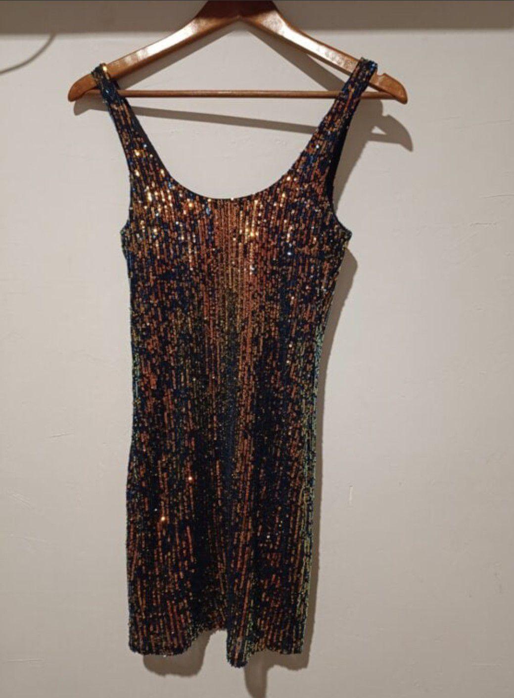 Vestido corto de lentejuela dorada y azul marino