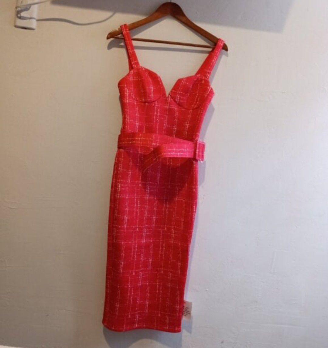 Vestido rojo entallado con cincho y tirantes
