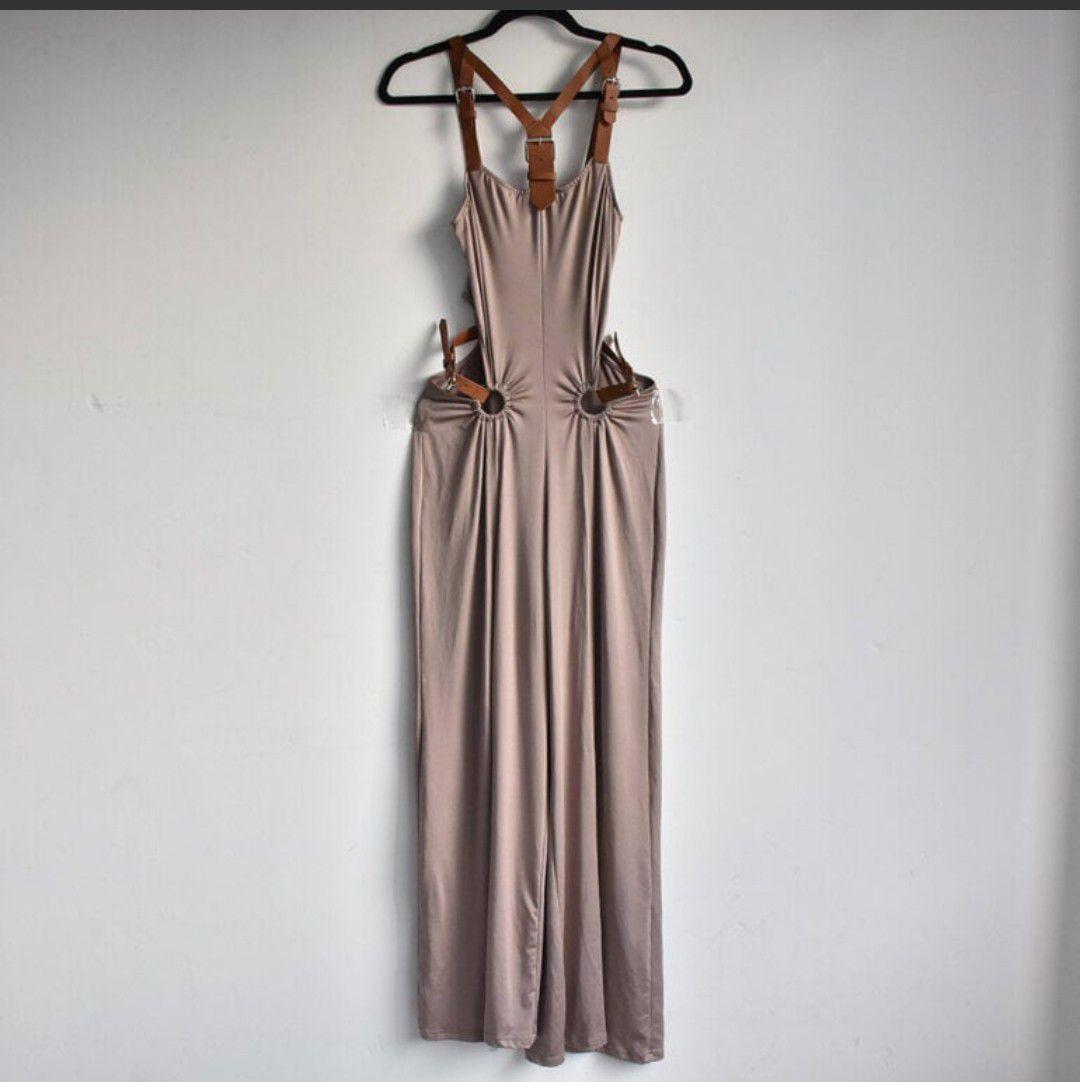 Jumpsuit café con tiras talla S, abertura al frente