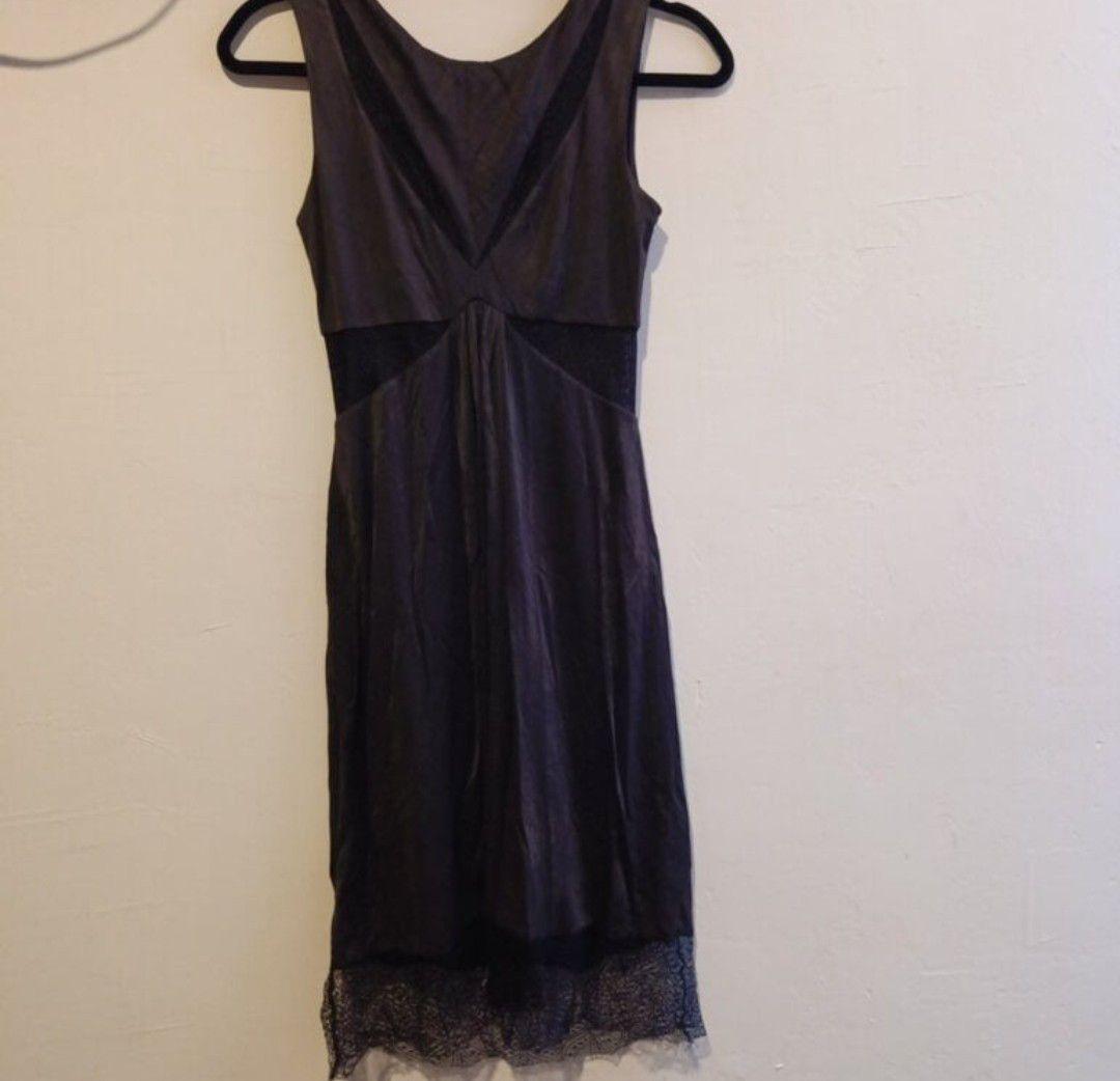 Vestido negro con encaje BCBG Max Azria