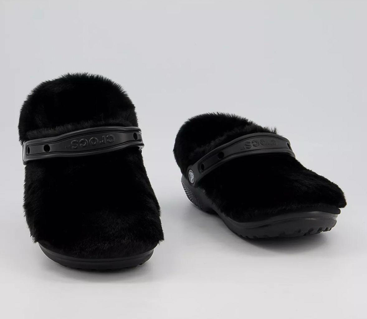 Crocs negros de peluche.