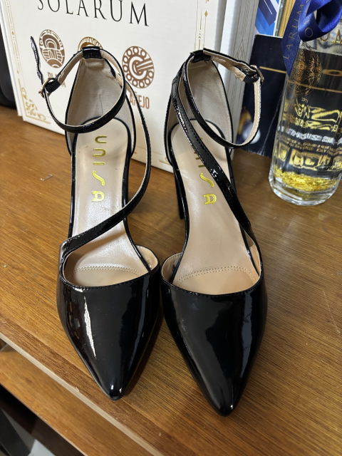 Lindos tacones negros de charol