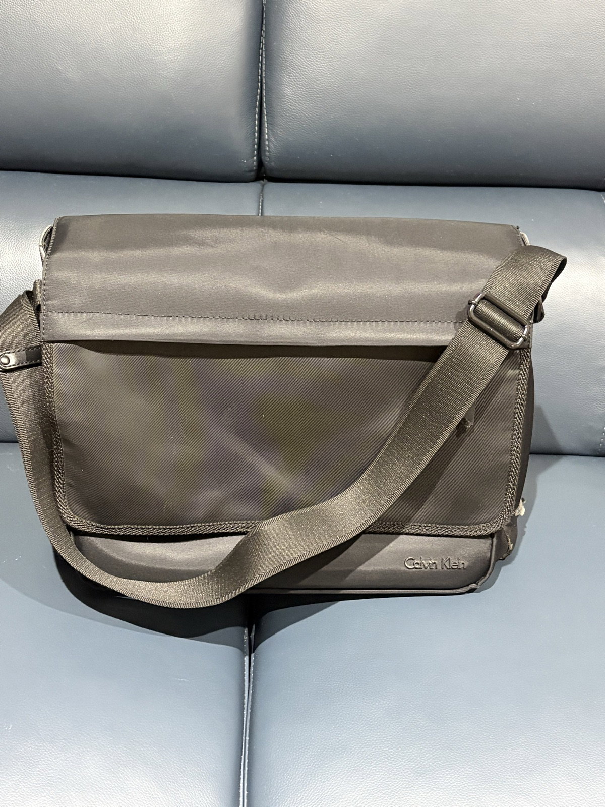Bolsa mensajera Calvin Klein negra seminueva
