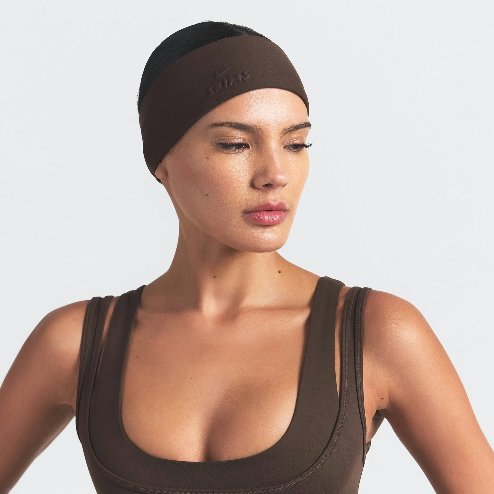 Bandas deportivas para cabello Nike x Skims color café y negro nuevas