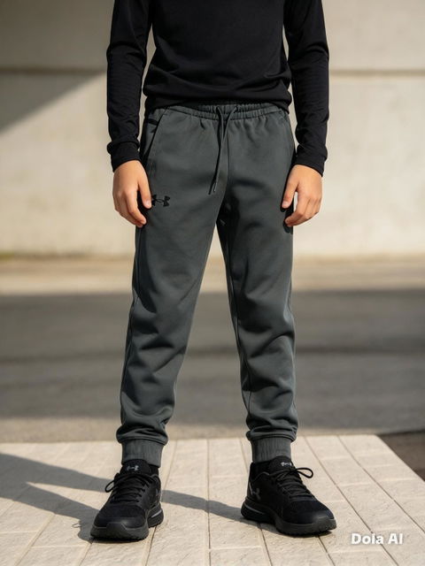 Pantalón deportivo Under Armour gris oscuro 10-12 años