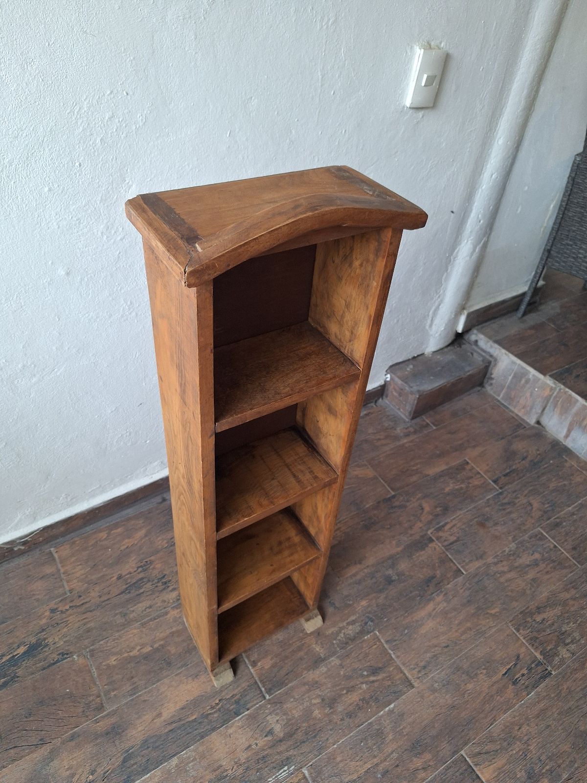 Librero de madera en buen estado