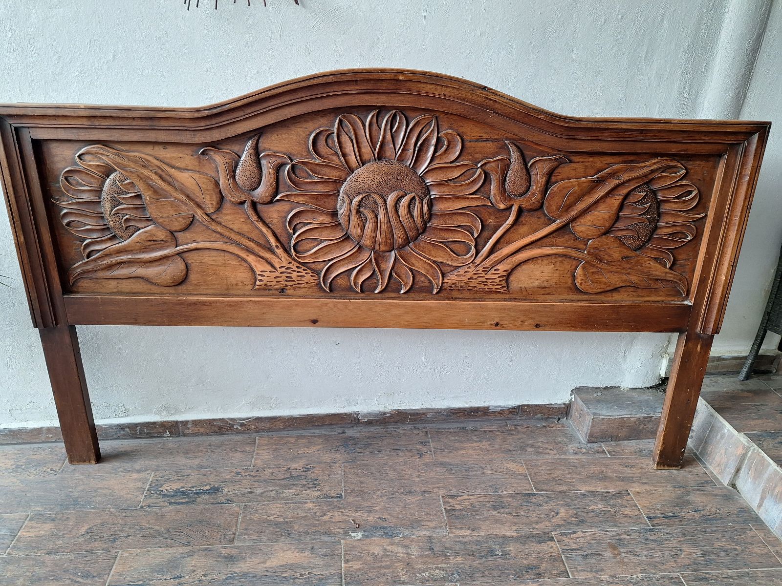 Cabecera de madera tallada con diseño floral