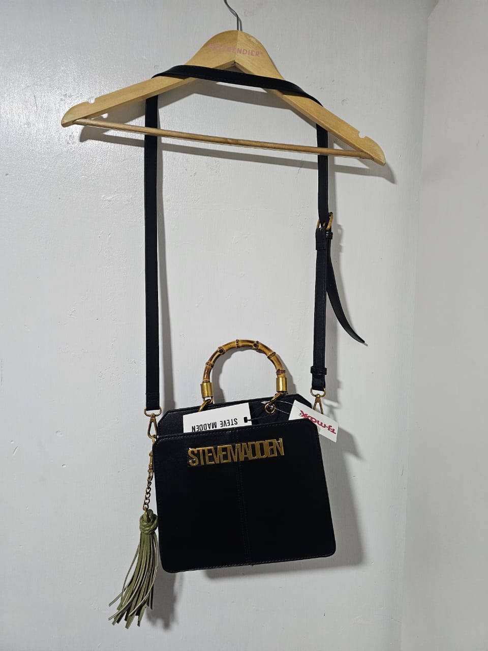 Bolso Crossbody Steve Madden Negro con Detalles Dorados