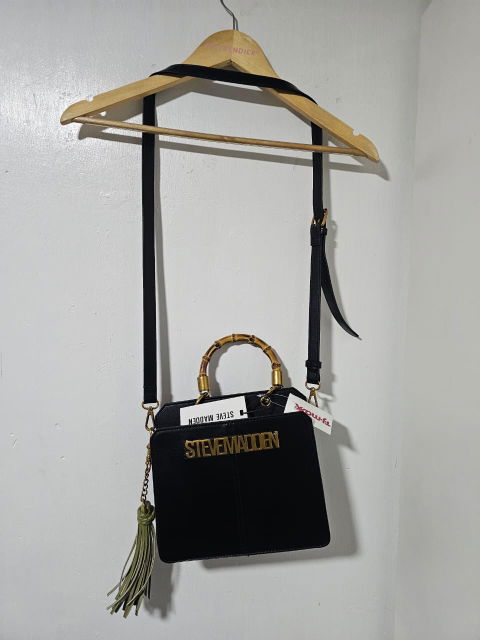 Bolso Crossbody Steve Madden Negro con Detalles Dorados
