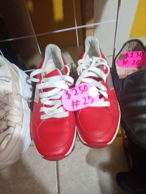 Tenis rojos en buen estado