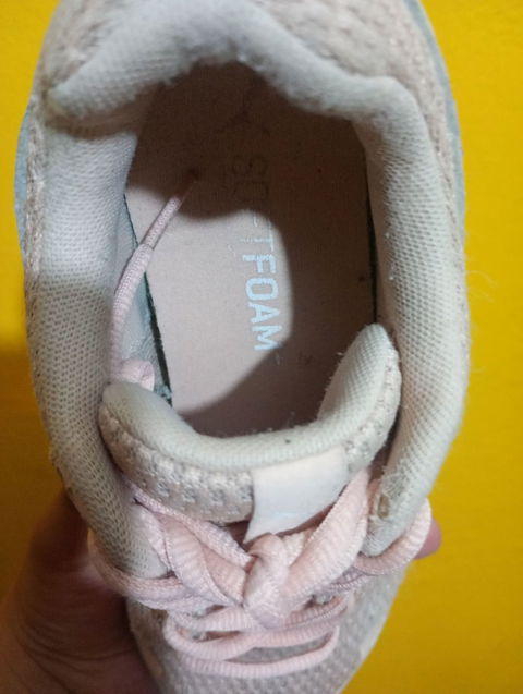 Tenis deportivos color durazno en buen estado única pieza
