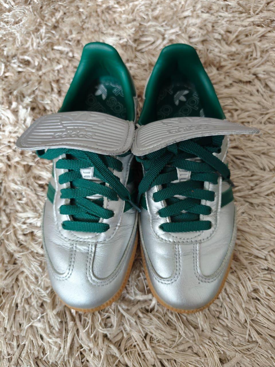 Tenis Adidas Plateados con Verde, Talla 27