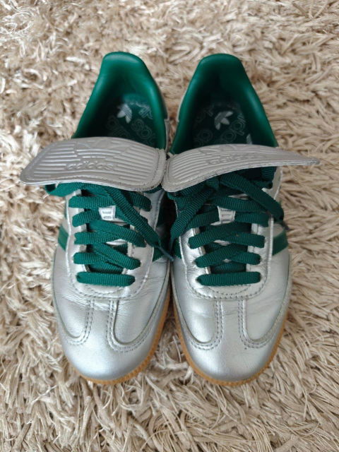 Tenis Adidas Plateados con Verde, Talla 27