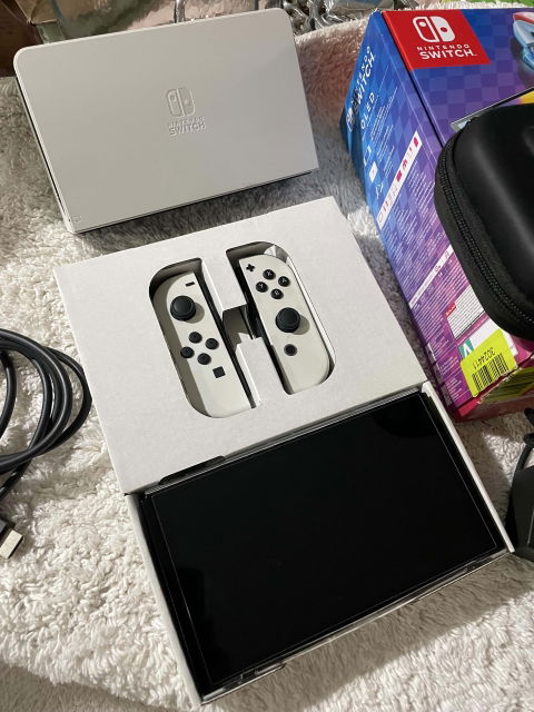 Nintendo Switch OLED en excelente estado con accesorios