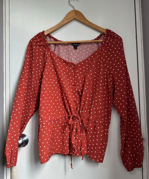Blusa naranja con cintura ajustable