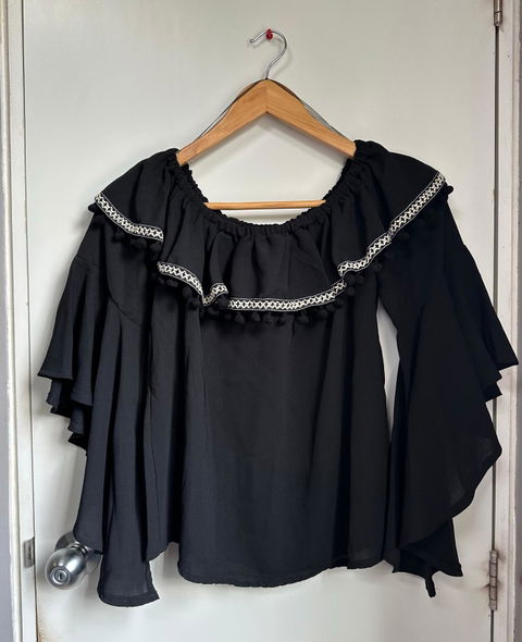 Blusa negra de manga amplia