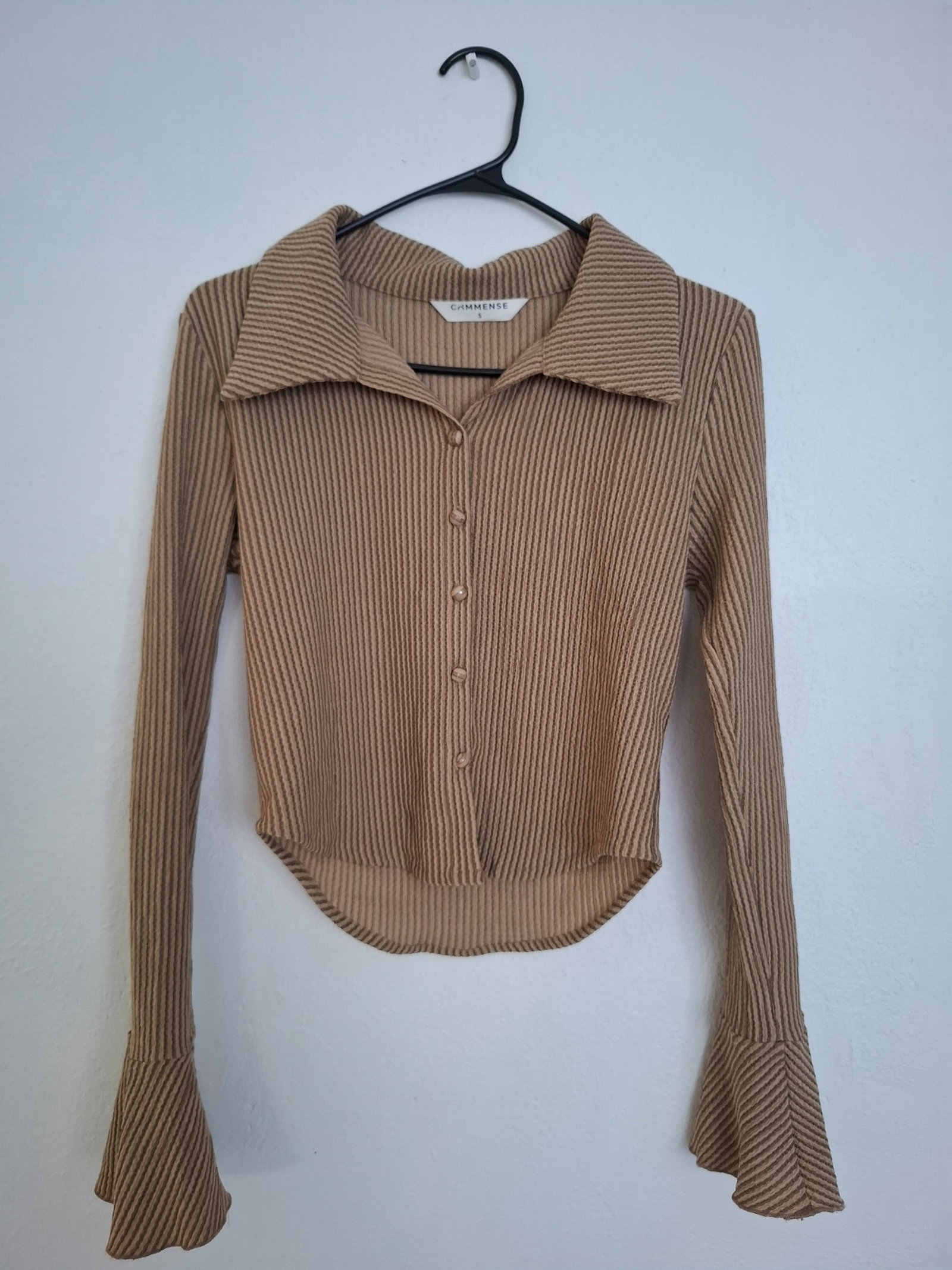 Playera de Mujer Corta Color Beige con Mangas Acampanadas