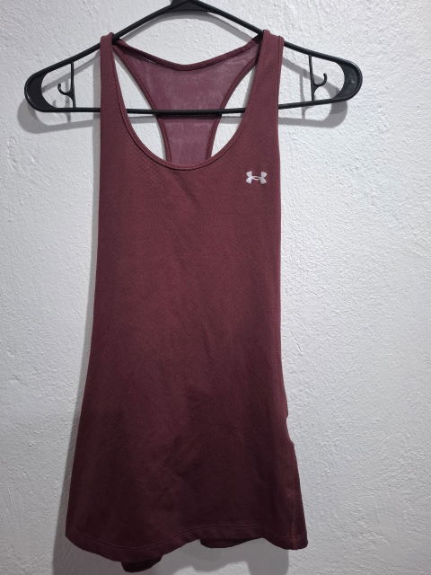 Playera Under Armour Color Burdeos en Excelente Estado