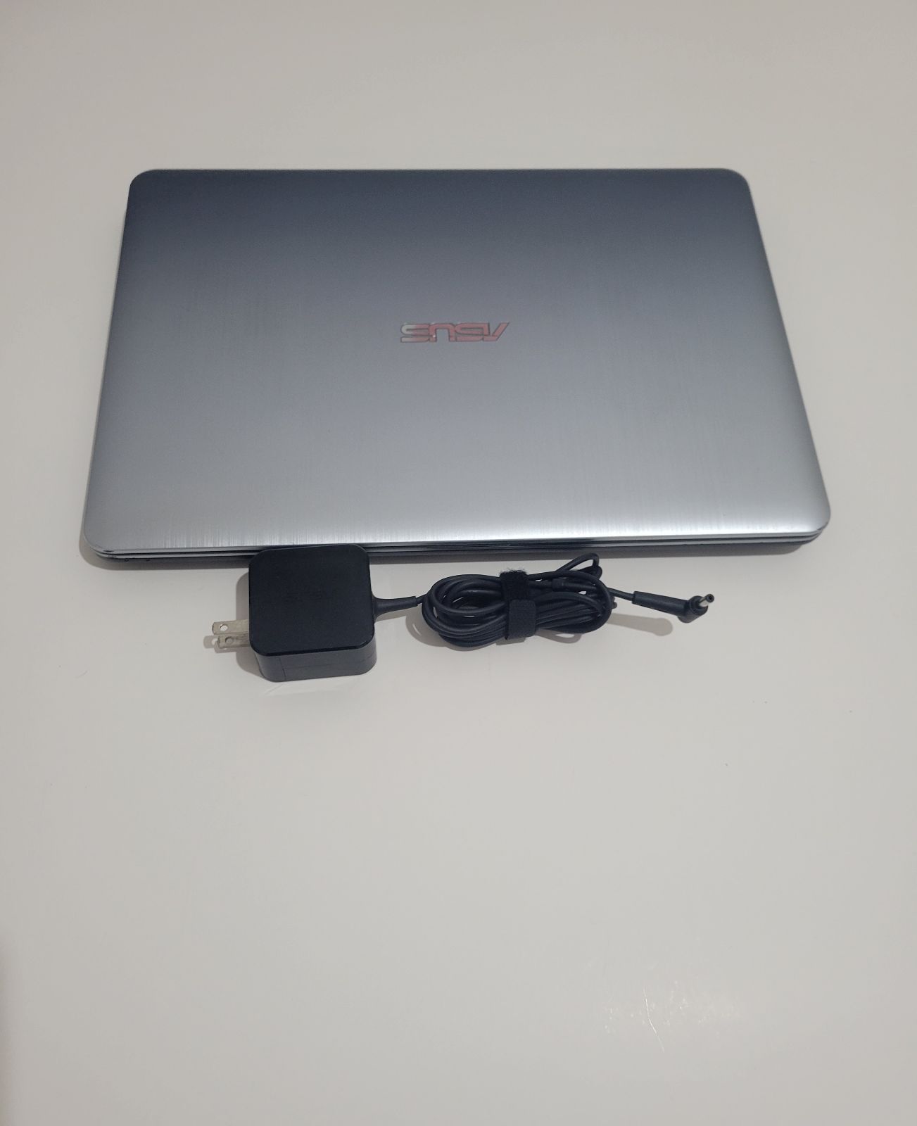 Computadora portátil Asus A441N con cargador