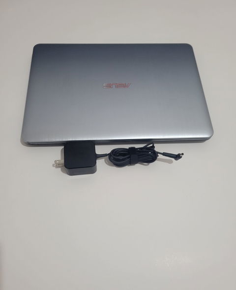 Computadora portátil Asus A441N con cargador