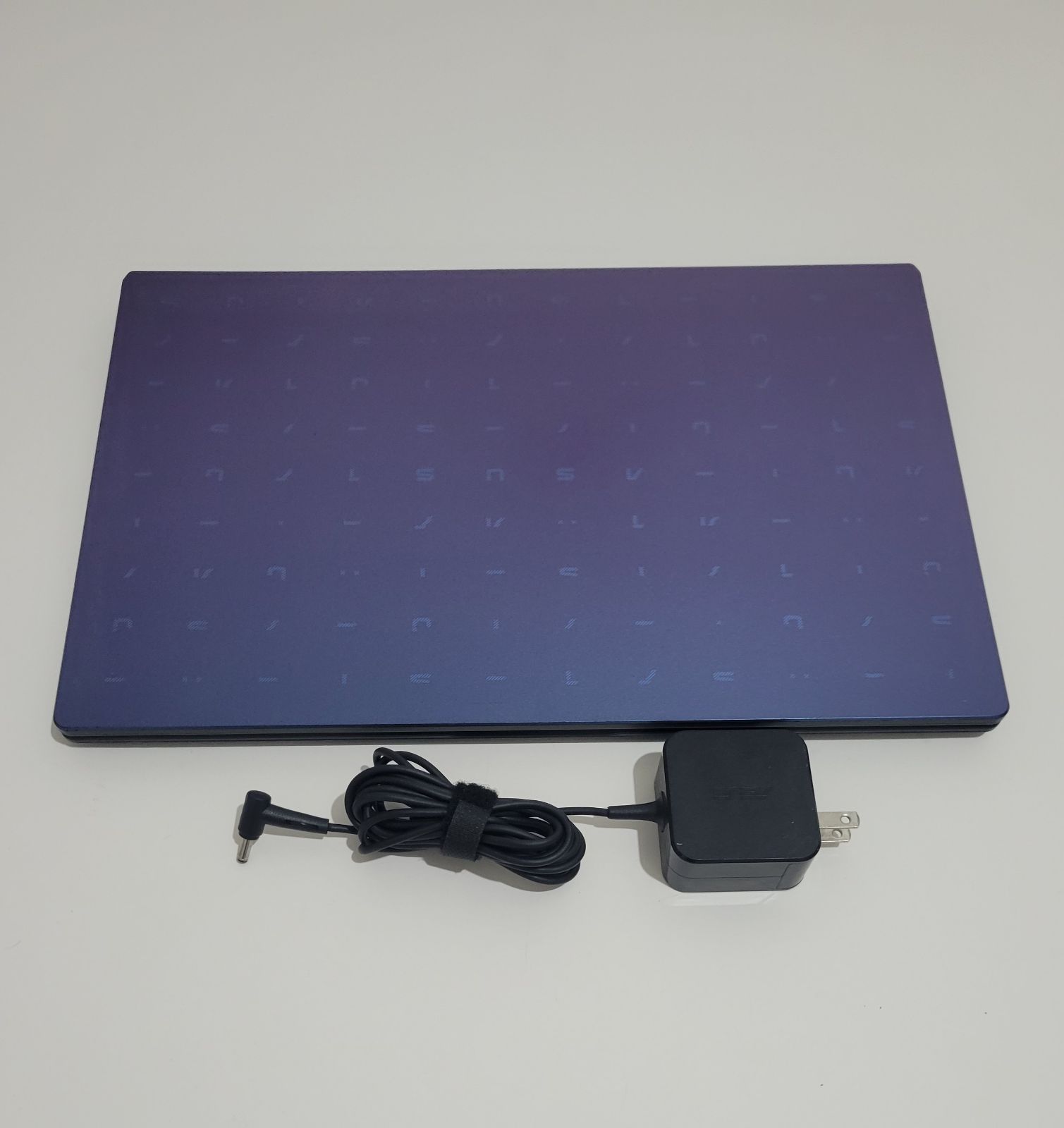 Asus Notebook E510M en buen estado, incluye cargador