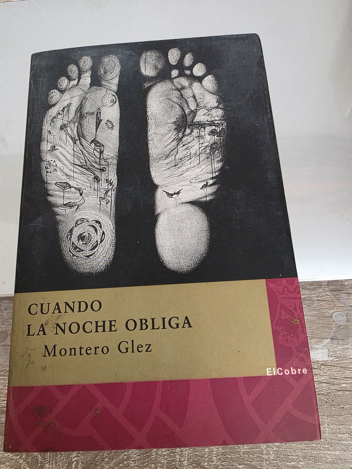 Libro 'Cuando la noche obliga' de Montero Glez
