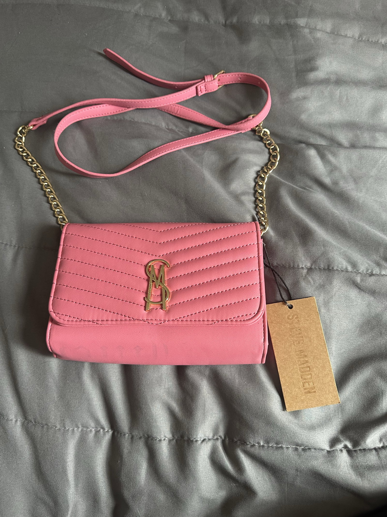 Crossbody Steve Madden Rosa con Detalles Mínimos