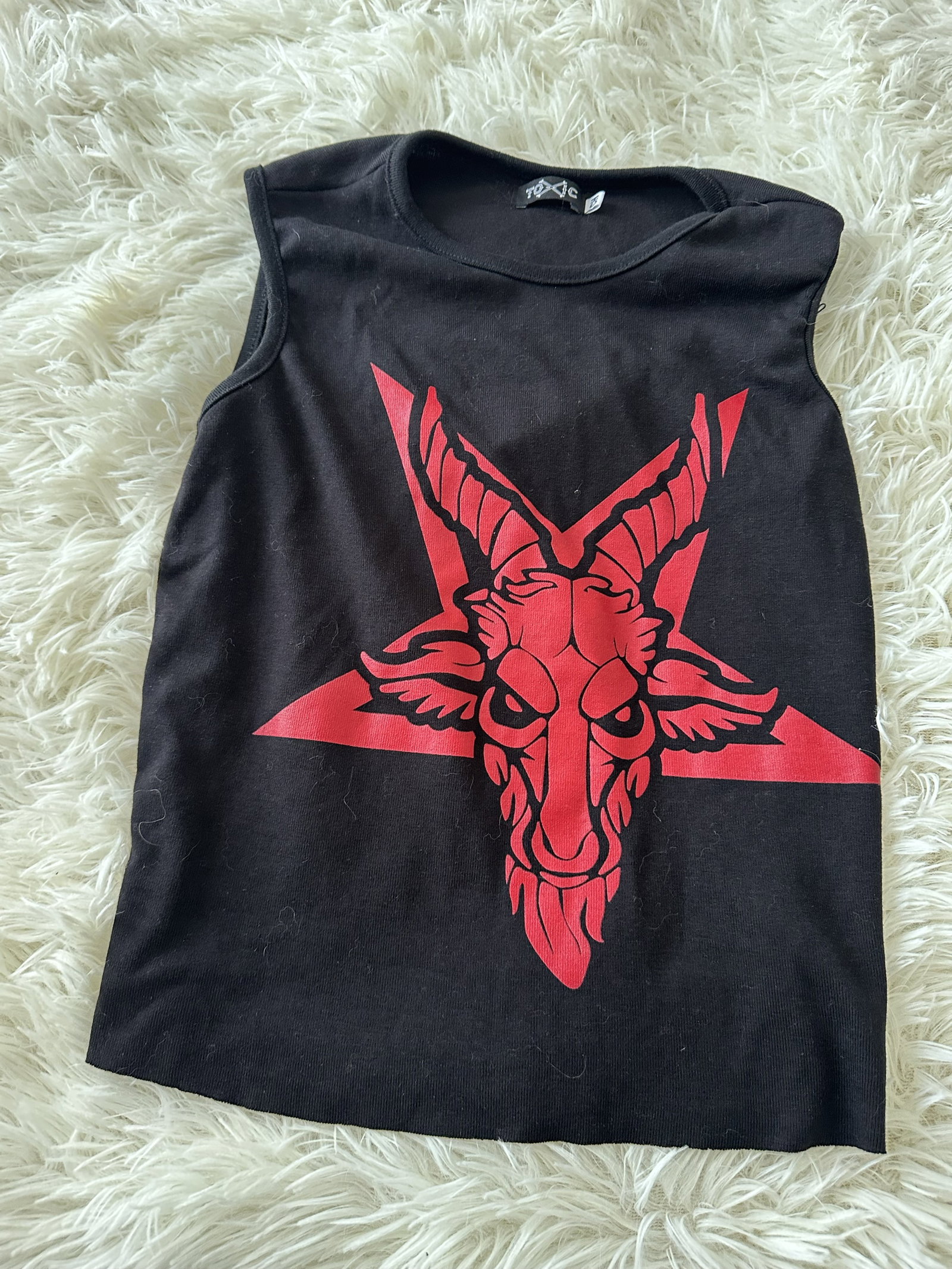 Blusa Toxic Estilo Metalero con Logo Baphomet