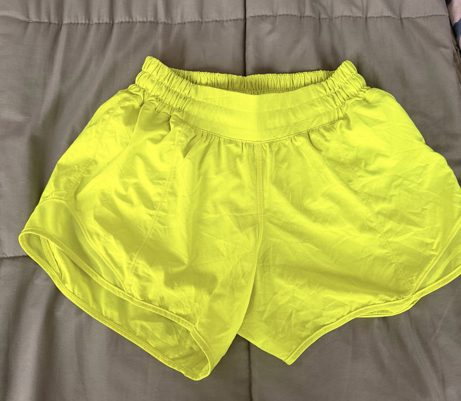 Short Lululemon Talla 4 Color Amarillo Neón