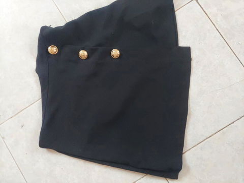 Falda negra talla S con botones decorativos