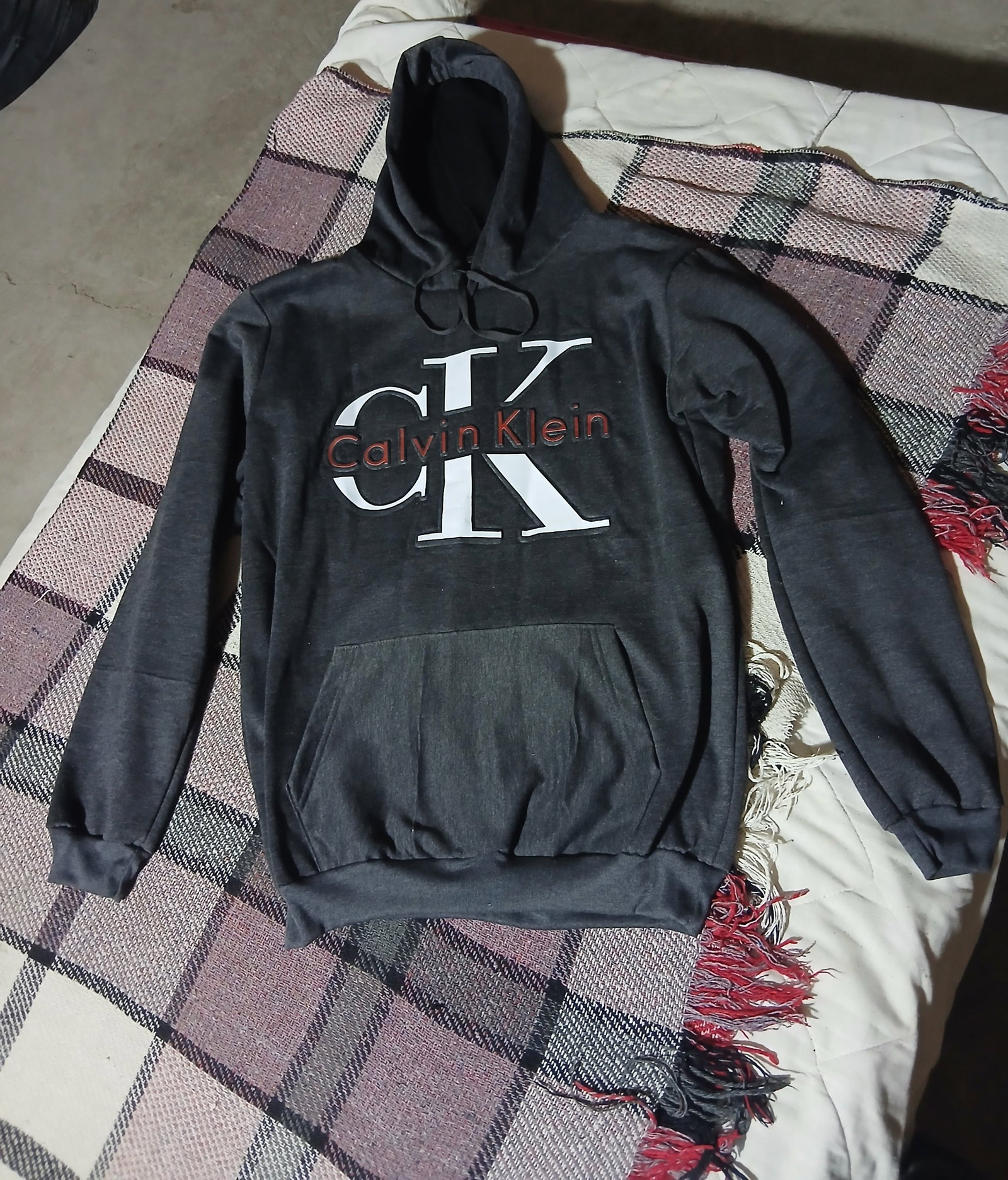 Sudadera con Capucha Calvin Klein en Excelente Estado