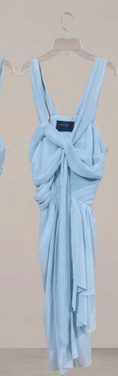 Vestido azul claro con detalles drapeados