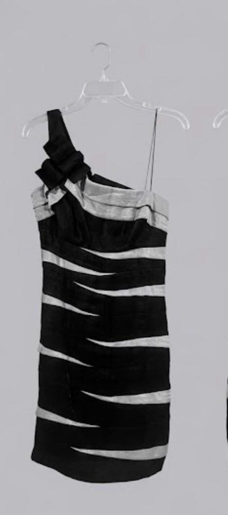 Vestido de fiesta negro con rayas doradas