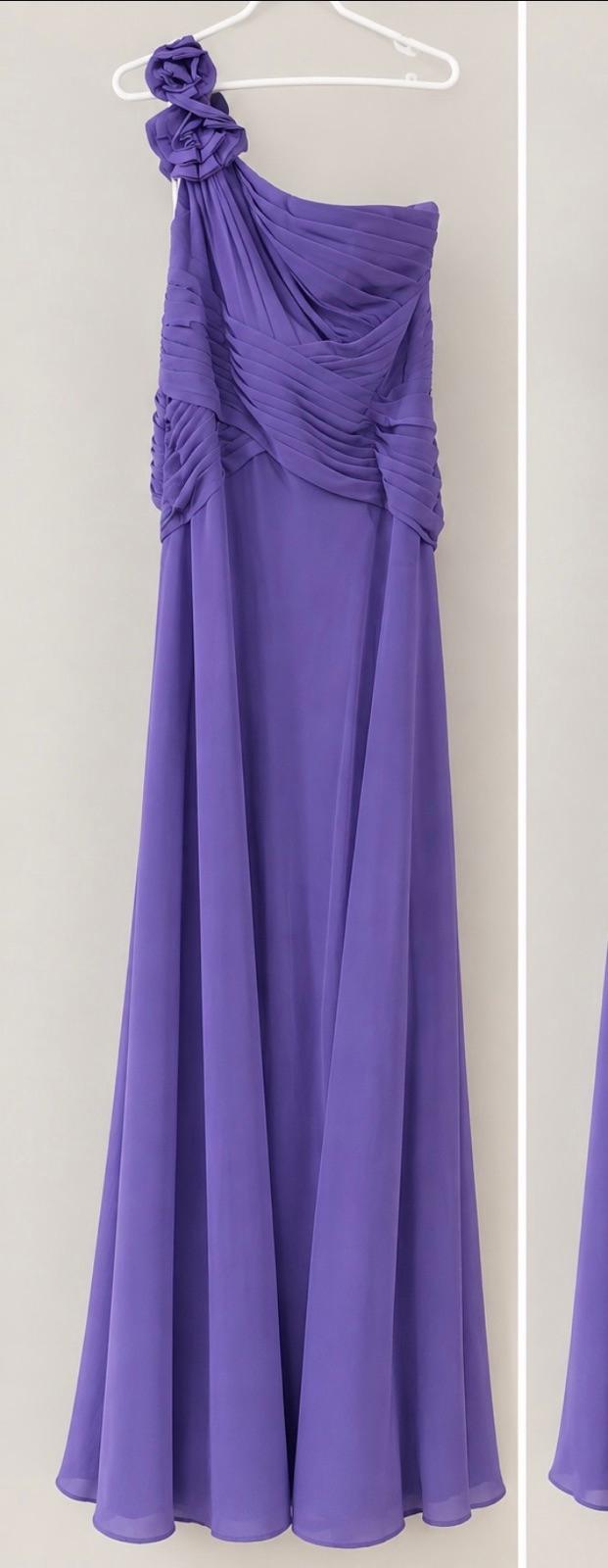 Vestido largo de fiesta color púrpura con detalle en el hombro