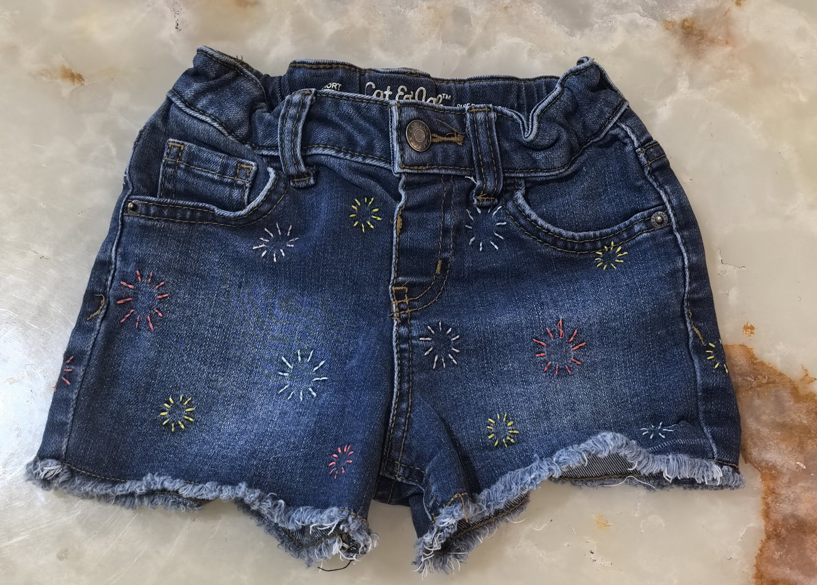 Shorts Cat & Jack Talla 5 con Bordado Colorido - Como Nuevos