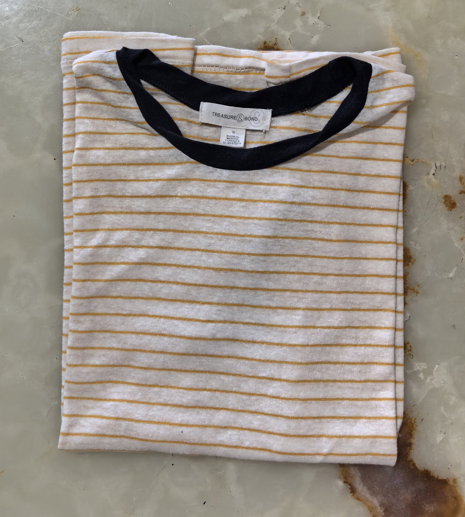 Playera Treasure Bond Beige con Rayas Amarillas - Talla S