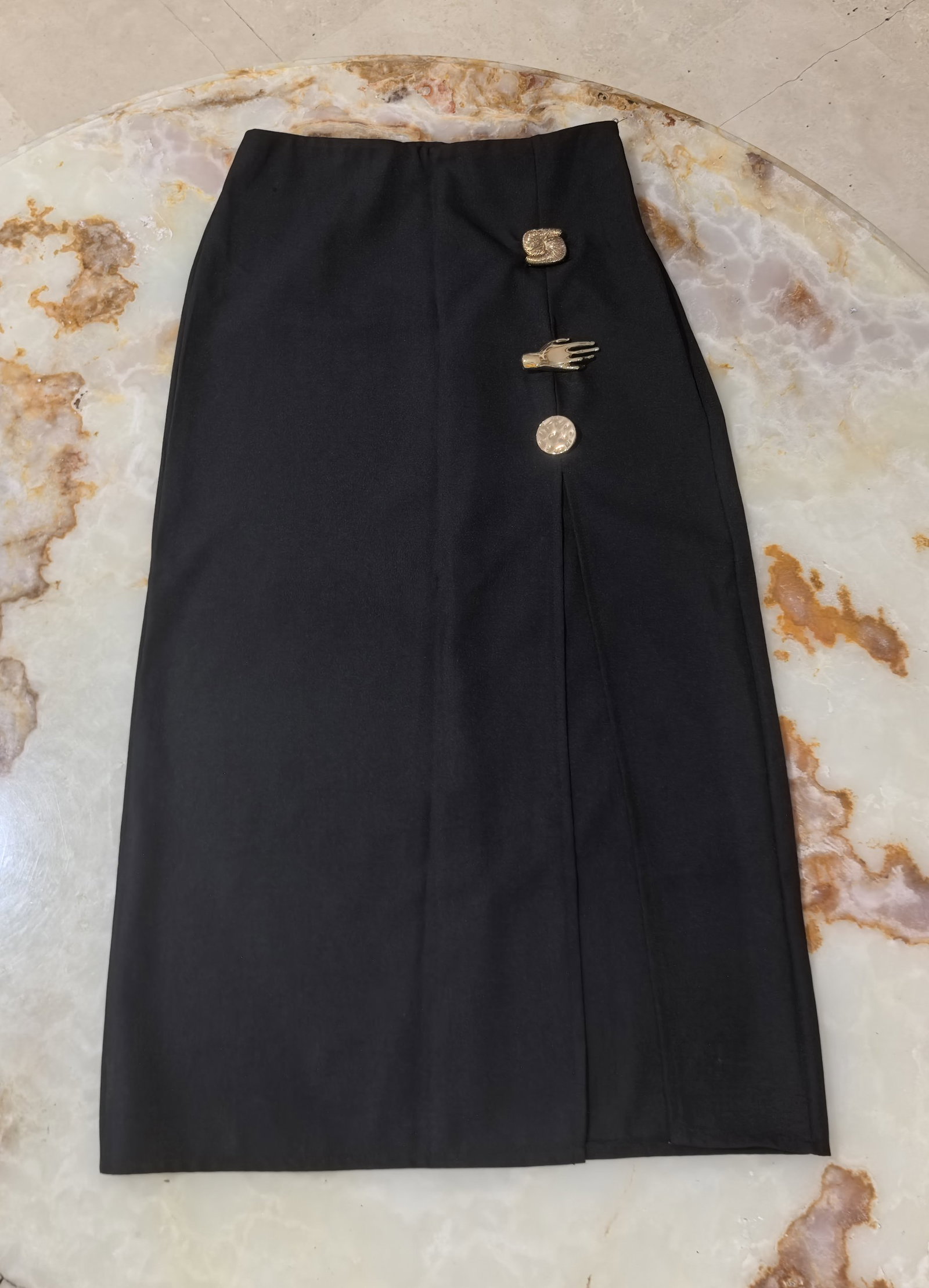 Falda midi negra con adornos dorados - Talla S