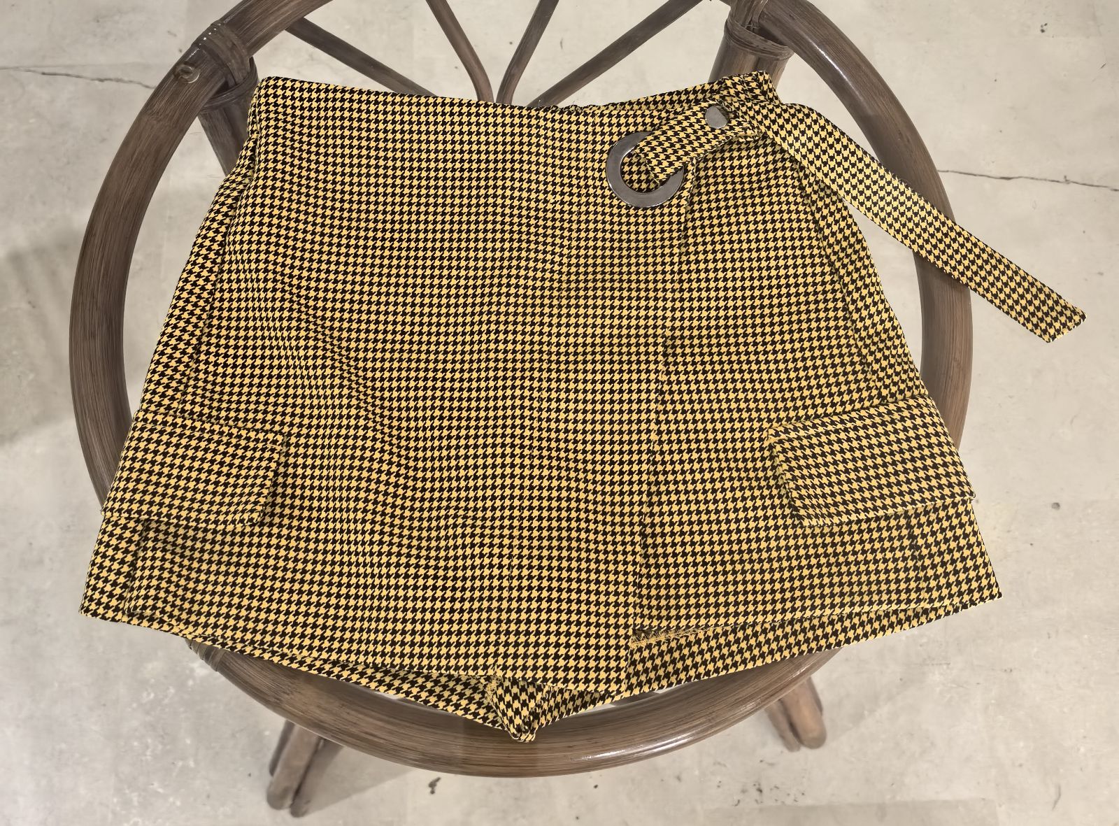 Falda corta Bershka de cuadros amarillos y negros, talla XSmall