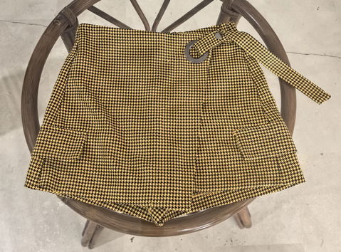 Falda corta Bershka de cuadros amarillos y negros, talla XSmall