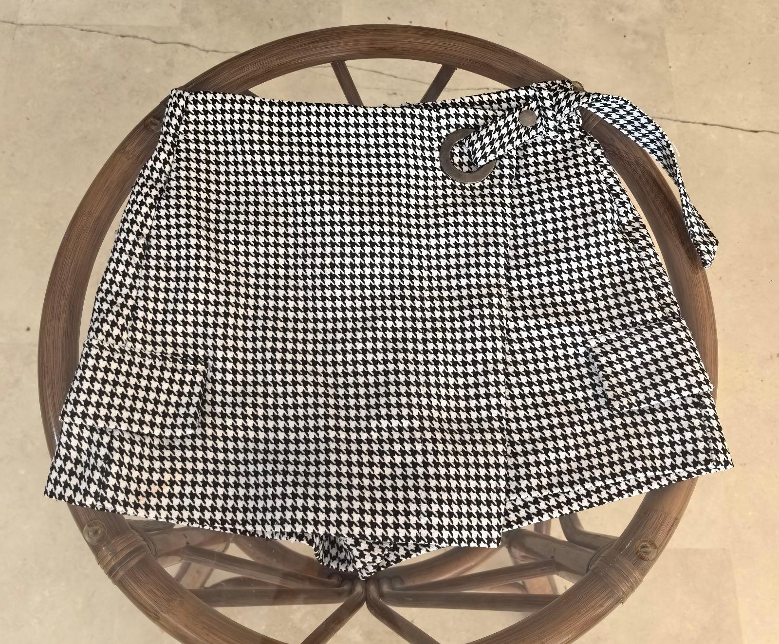 Falda corta Zara con estampado de pata de gallo - Talla S