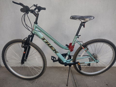 Bicicleta R26 Trek color agua marina en excelente estado
