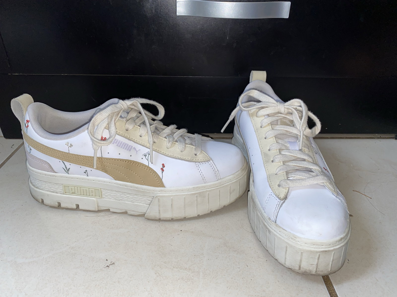 Tenis Puma con Detalles Florales - Buen Estado