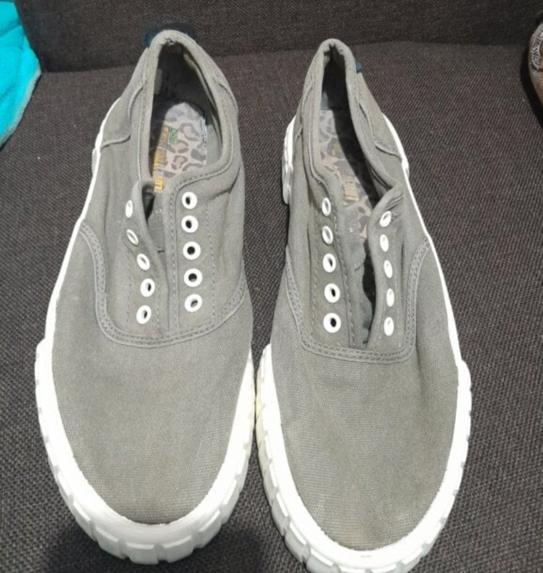Tenis sin agujetas color gris en buen estado