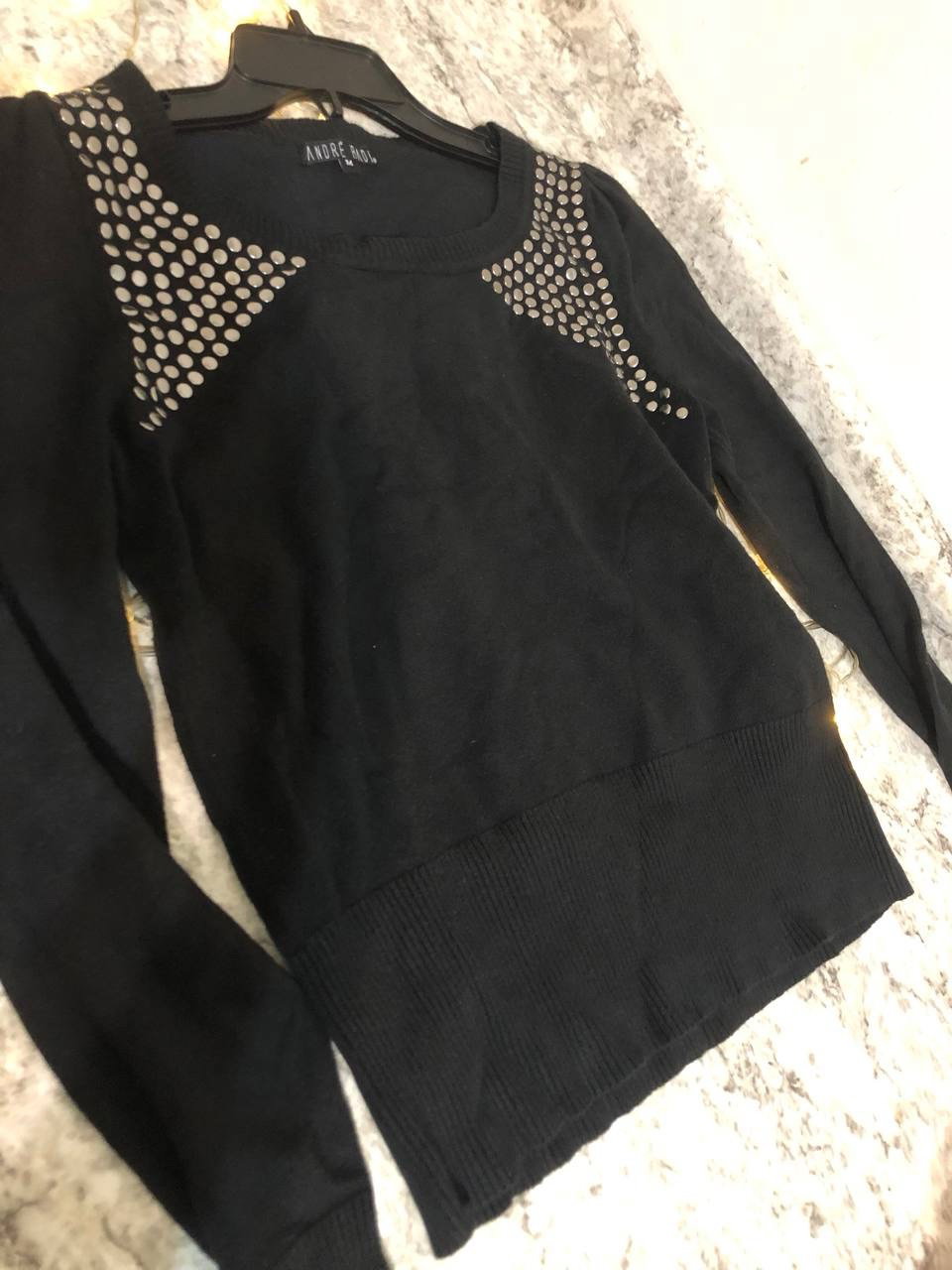 Suéter negro con detalles en pedrería - Talla M