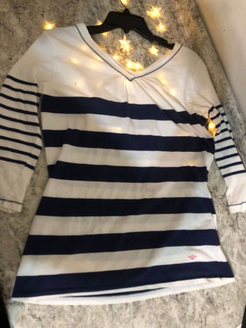 Playera de rayas azul y blanca con detalles en las mangas