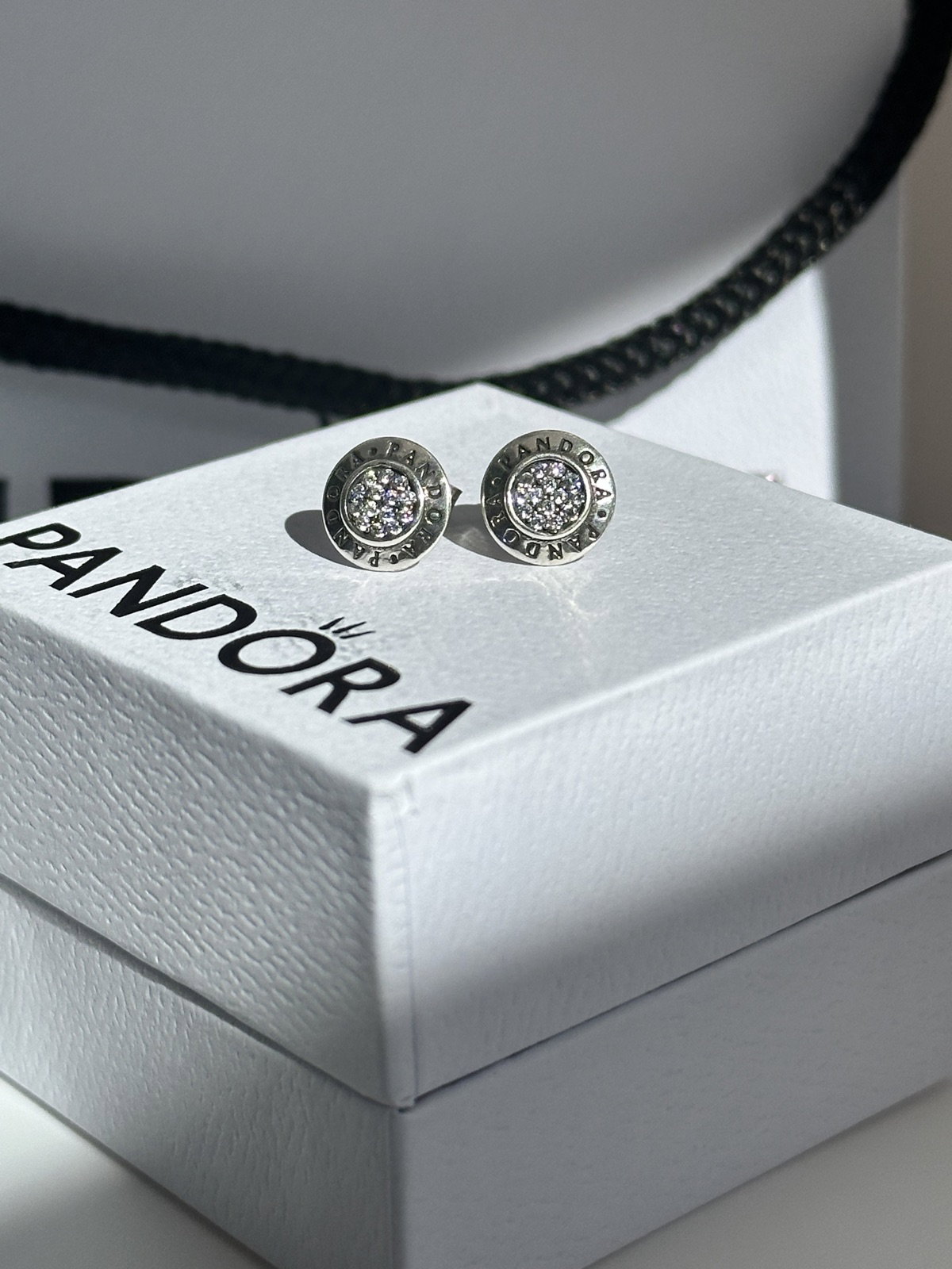 Aretes de botón Pandora con logotipo - Colección Signature