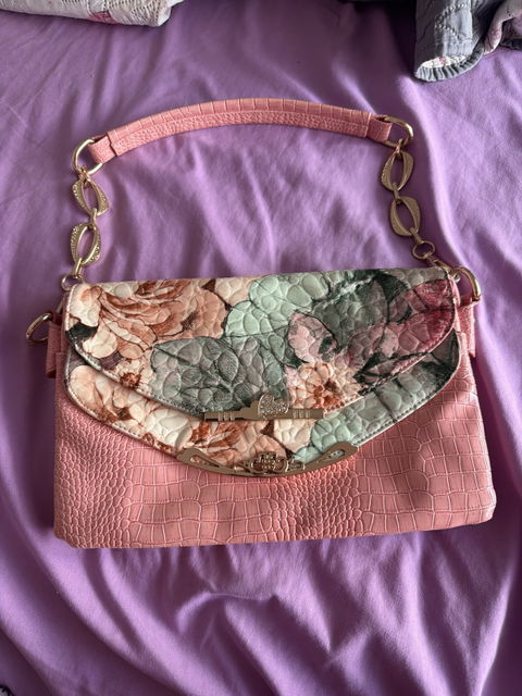 Bolso Tipo Sobre Rosa con Detalles Florales