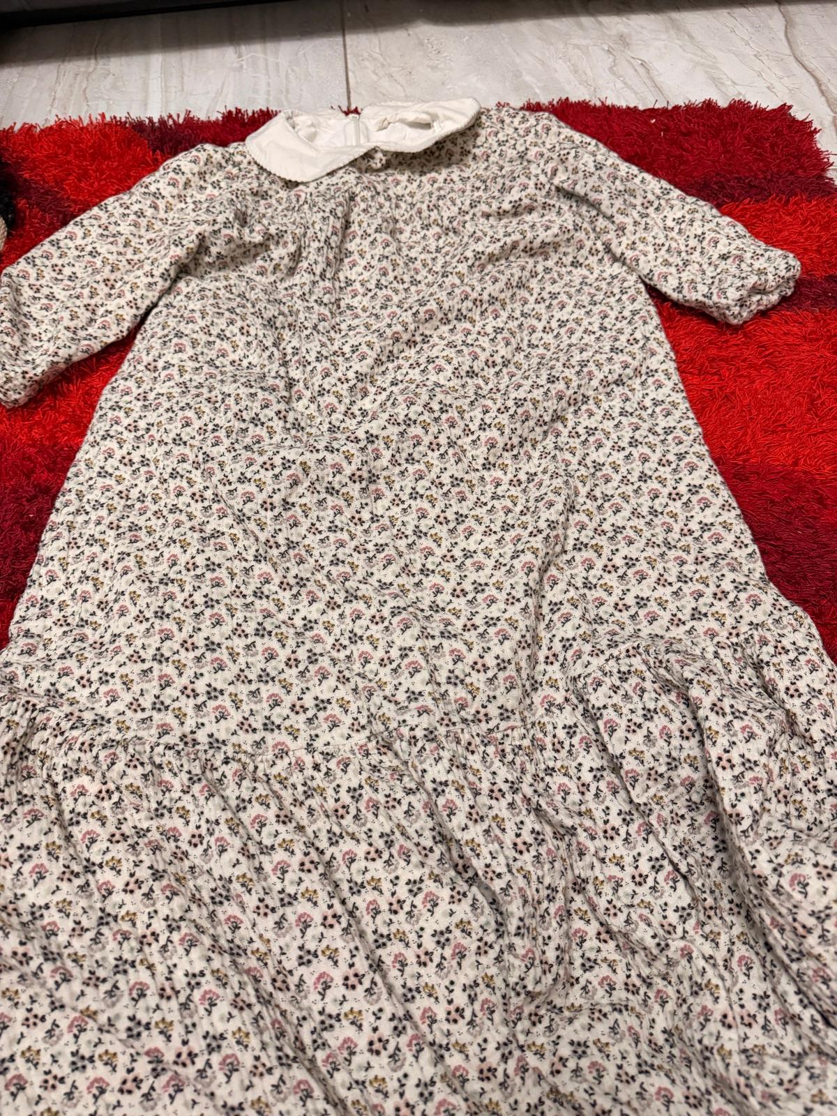 Vestido largo con estampado floral y cuello blanco