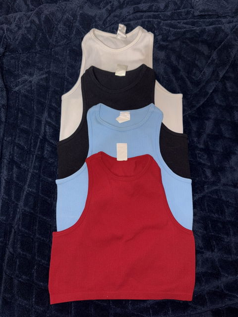 Set de 4 tops básicos acanalados racerback